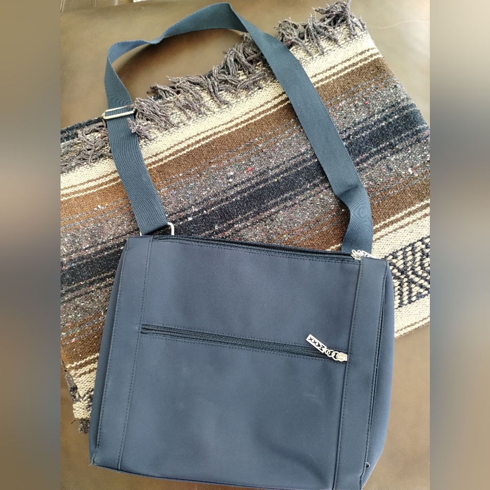 Crossbody small messenger bag.